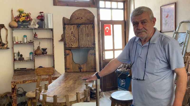Emekli öğretmen ahşap ürünler yapıp evinde sergiliyor