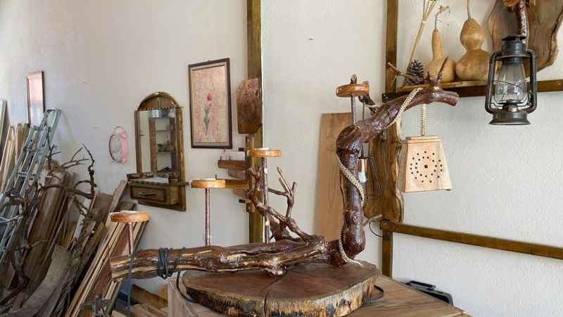 Emekli öğretmen ahşap ürünler yapıp evinde sergiliyor