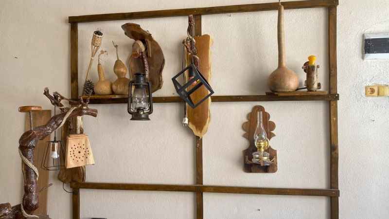 Emekli öğretmen ahşap ürünler yapıp evinde sergiliyor