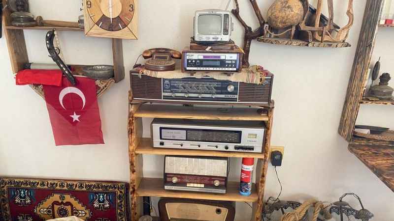 Emekli öğretmen ahşap ürünler yapıp evinde sergiliyor