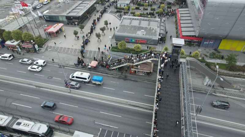 AVM önünde metrelerce kuyruk oluştu