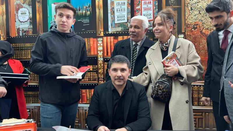 Cumhurbaşkanı Özel Kalem Müdürü Doğan okurlarla bir araya geldi