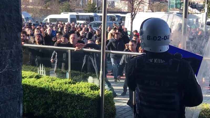 Taksiciler UKOME binasına saldırdı