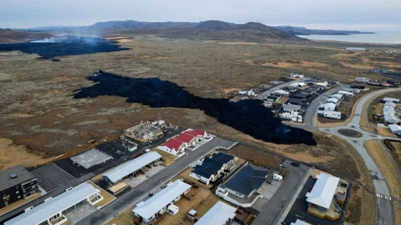 İzlanda’da lavlar kasabaya ulaştı
