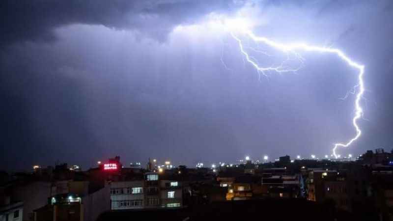 İstanbul’da şimşek ve gök gürültüsü etkili oldu