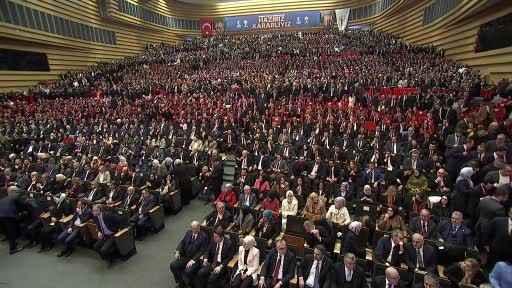 AK Parti'de 15 belediye başkanı tekrar aday gösterildi