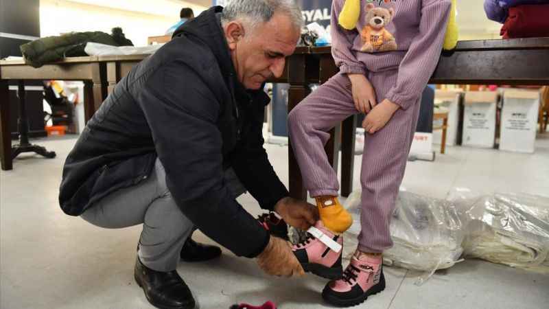 Esenyurt Belediyesi'nden 6 bin çocuğa mont ve bot