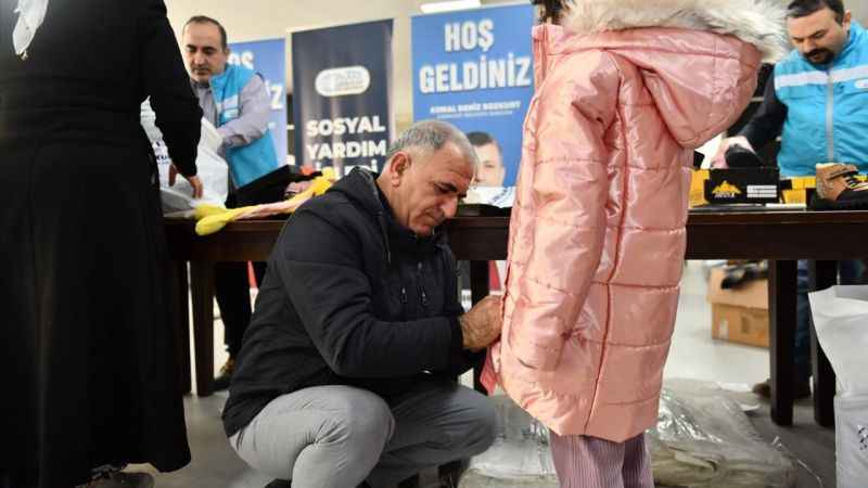 Esenyurt Belediyesi'nden 6 bin çocuğa mont ve bot