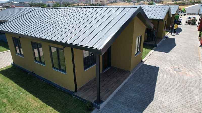 55 günde inşa edilen kalıcı konutlar teslim ediliyor