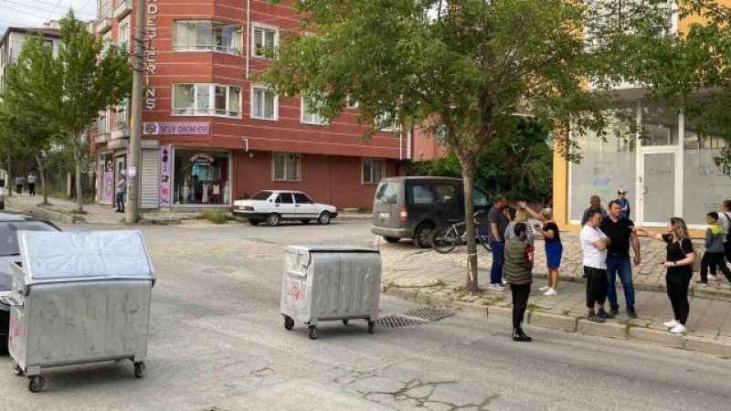 Yolu kapatıp CHP'li belediyeye tepki gösterdiler