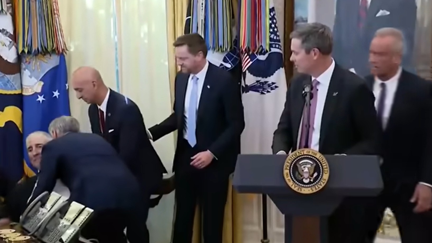 Beyaz Saray'da korku dolu anlar! İlk müdahaleyi Mehmet Öz yaptı