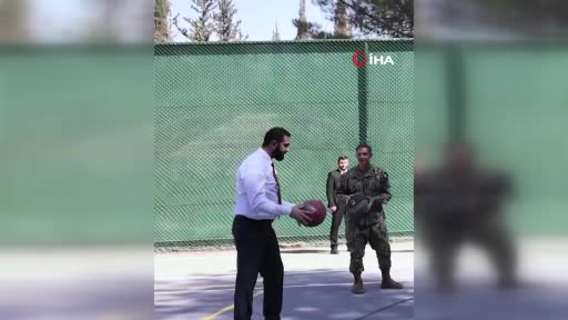 Şara, Amerikalı komutanlarla basket şov yaptı