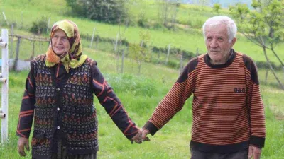 Mevsimlik aşklara inat: Birbirlerinin elini hiç bırakmayan çift