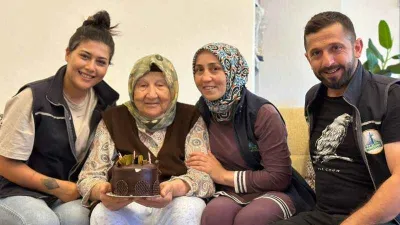 82 yaşındaki Ayşe nine ilk kez doğum gününü kutladı
