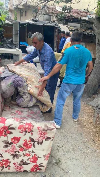 Arsası karşılığında iki daire almak için müteahhit ile anlaştı, arsasından da evinden de oldu