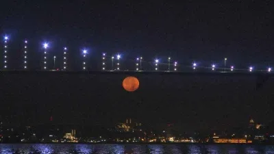 Süper Ay İstanbul'da seyirlik manzara oluşturdu