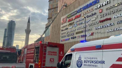 Maltepe'de AVM'de çıkan yangın paniğe neden oldu