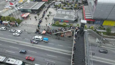 AVM önünde metrelerce kuyruk oluştu