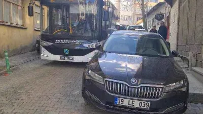 CHP'li vekil aracını hatalı park etti, vatandaşlar mahsur kaldı