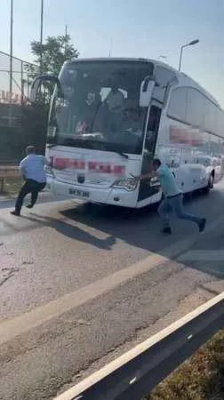 Kartal’da otobüsün önünü kesti, elindeki bıçak ile muavini kovaladı