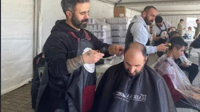 Gönüllü kuaför ordusu depremzedenin yüzünü  güldürdü