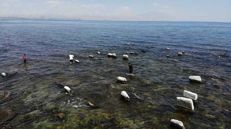 Van Gölü’nde sular çekildi, asırlık toplu mezar alanı ortaya çıktı