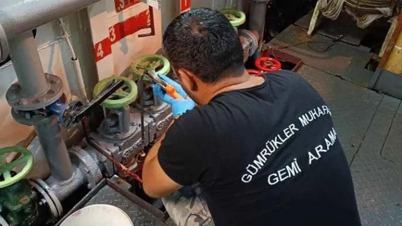 İzmir Aliağa Limanı'nda 51 ton kaçak akaryakıt ele geçirildi