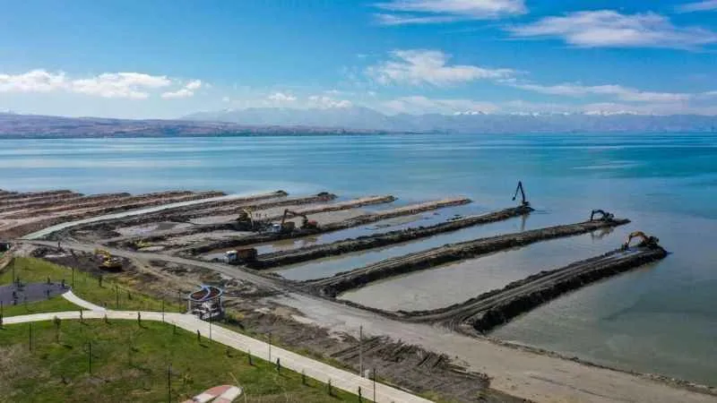 Van Gölü’nden 1 milyon 365 bin metreküp dip çamuru çıkartıldı