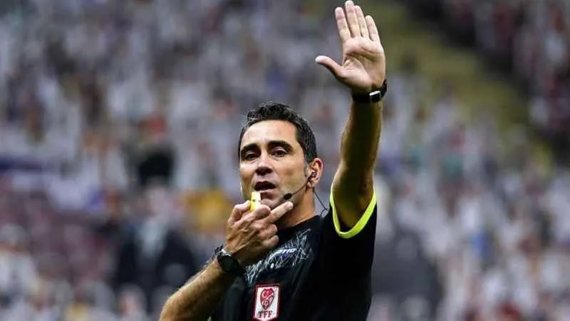 Süper Lig'de sahada Ümit Öztürk, VAR odasında Koray Gençerler