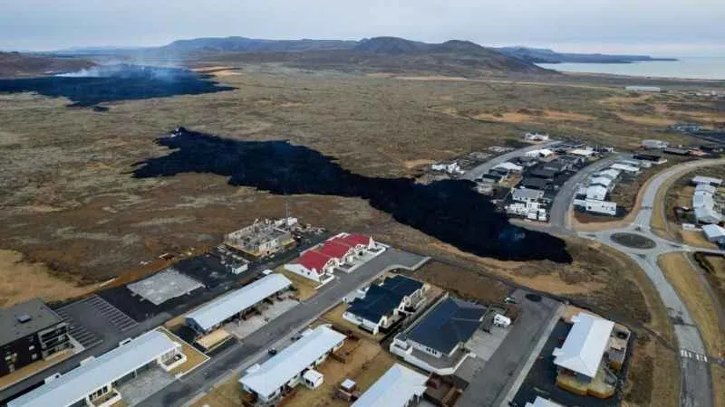 İzlanda’da lavlar kasabaya ulaştı