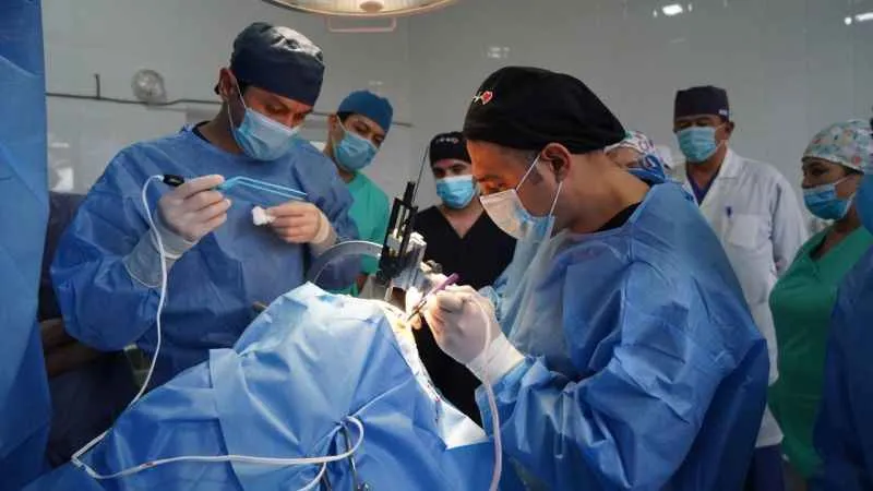 Türk doktorlar Özbekistan’ın ilk beyin pili ameliyatını gerçekleştirdi