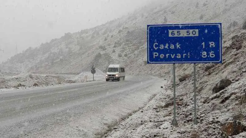 Yaza 5 kala Van'da Kar yağışı