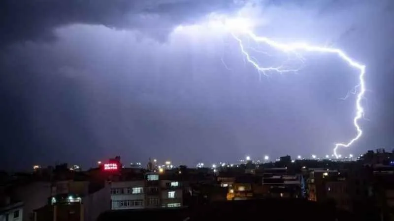 İstanbul’da şimşek ve gök gürültüsü etkili oldu