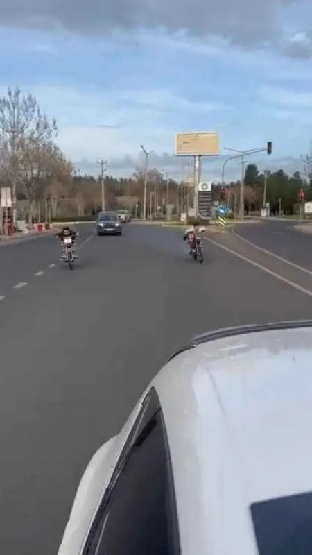 Motosiklet Üzerine Uzanıp Yolculuk Eden Gençler Ölüme Davetiye Çıkardı