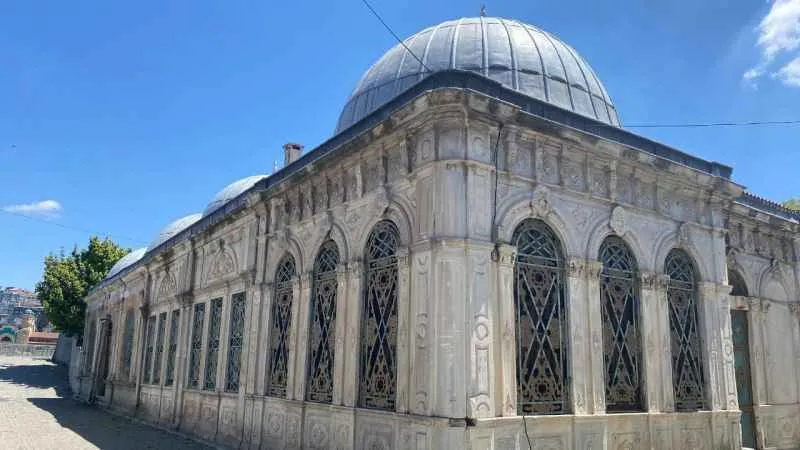 Adile Sultan Türbesi'nin restorasyonu İBB'nin hatalı yol çalışmasına takıldı