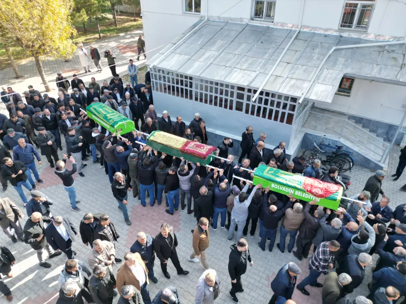 Gıda faciasında ölen anne ve çocukları toprağa verildi