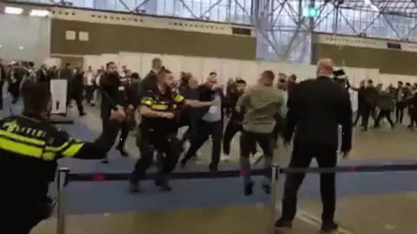 Hollanda'da sandık başında kavga