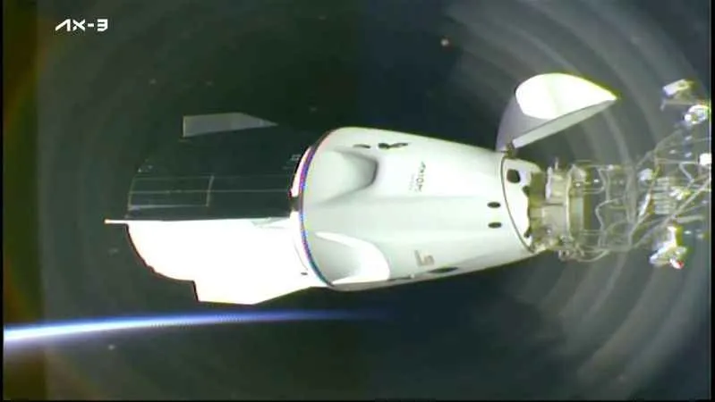Dragon kapsülü Uluslararası Uzay İstasyonu'na kenetlendi